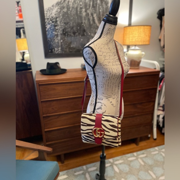 GUCCI Arli Tiger Print Medium Shoulder Bag - Picture 6 of 12